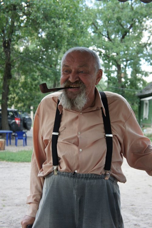 Олег Понкратов курит трубку.jpg