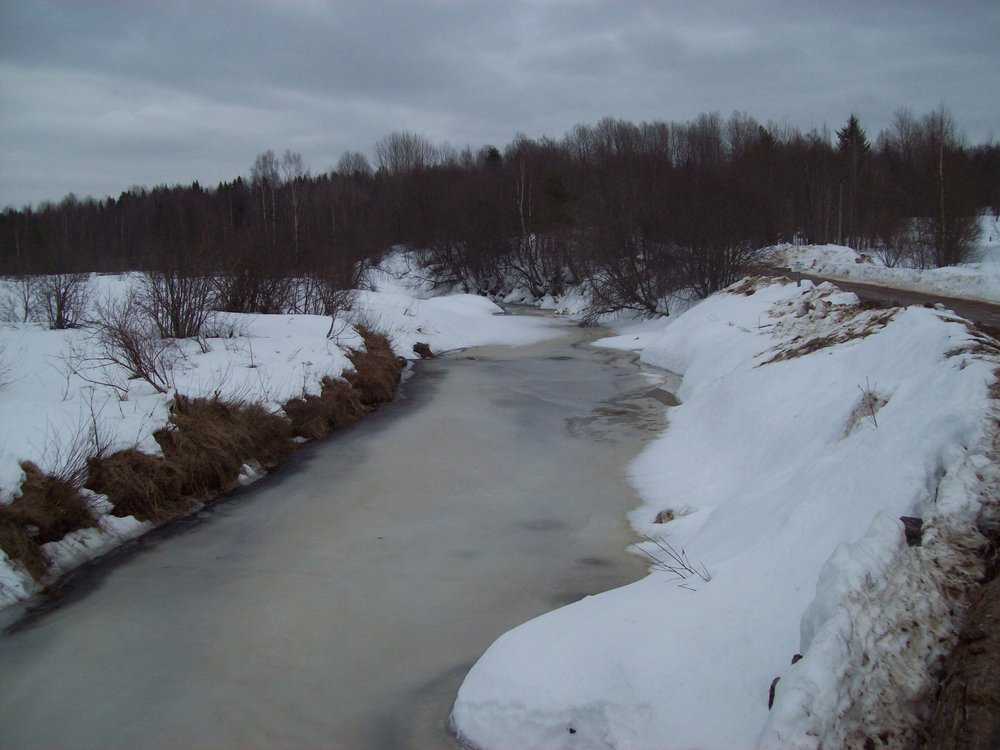 а за мостом река пока не вскрывается.JPG